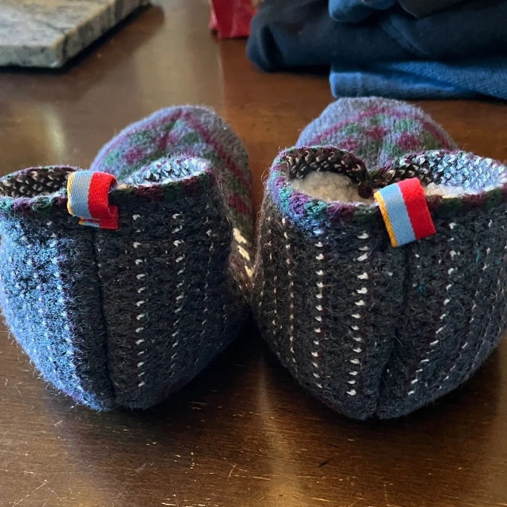 Bombas Gray Knit Cozy Slippers with Patterned Accents - Picture 3 of 4